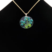Load image into Gallery viewer, Jewelry - Round pendant with flowers

